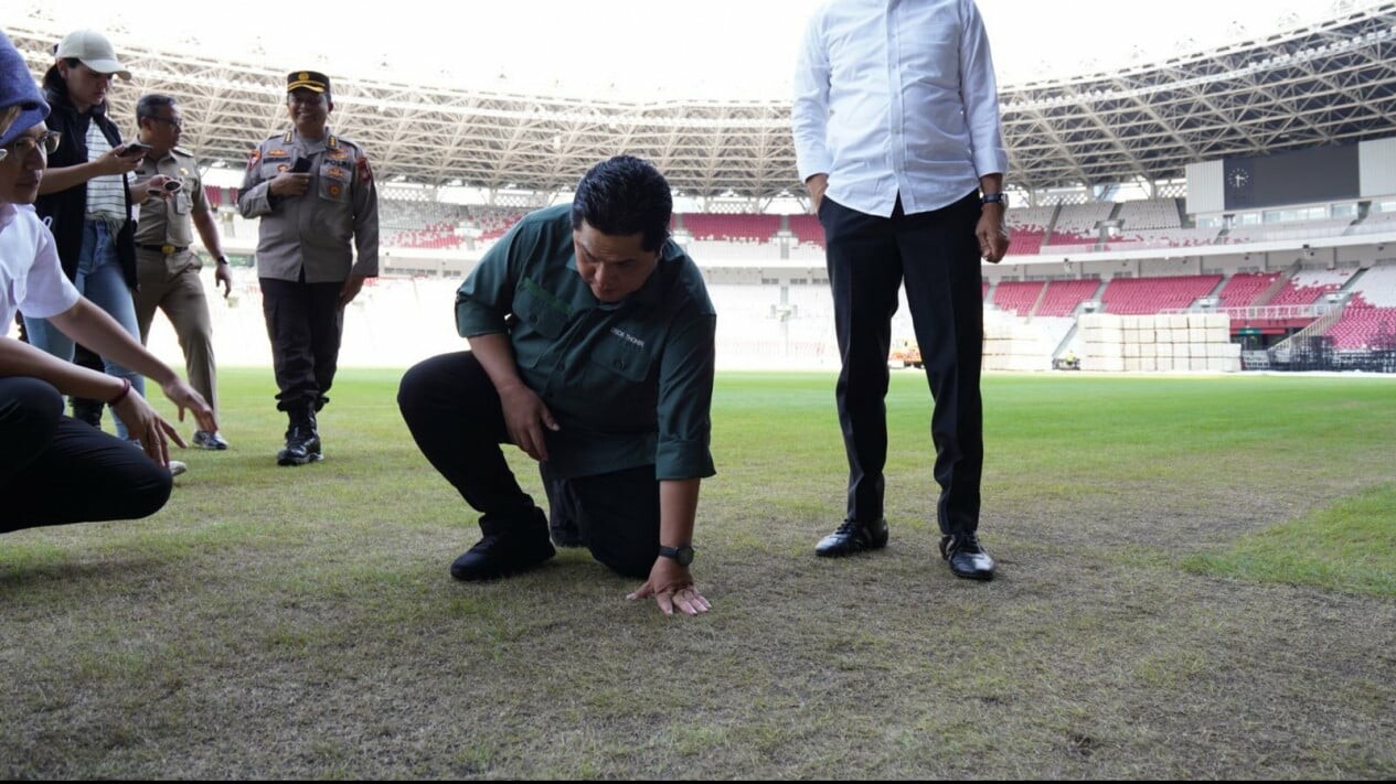 Erick Thohir pantau rumput SUGBK usai digunakan untuk konser Black Pink (ist)